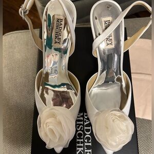Badgley Mischka Carlise Satin Slingback with Rose - white - 6.5 - BRAND NEW